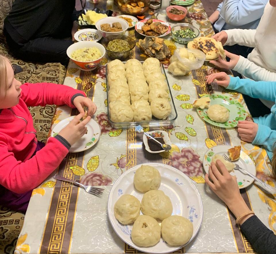 Гастрономическое разнообразие Дальнего Востока - это не только дары моря и  тайги, но и талант и старания людей, создающих кулинарные шедевры.  EastRussia начинает цикл публикаций кулинарного эксперта Сергея Хамзина о  дальневосточной кухне,