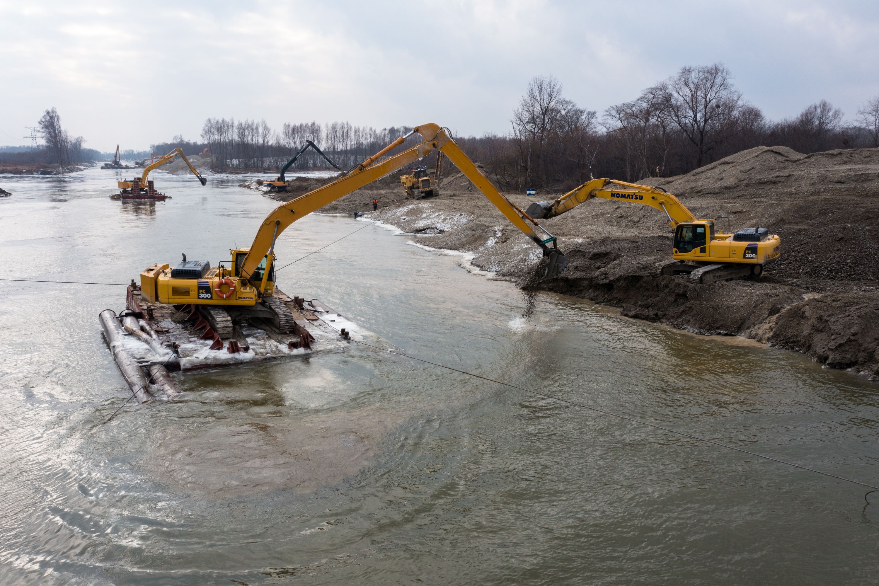 Дальневосточные проекты в сфере переработки углеводородов с государственной  поддержкой будут развиваться на фоне рисков снижения производства нефти и  газа. В то же время в ряде регионов перспективы связаны с ожидаемым ростом  добычи