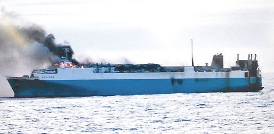 Шедший во Владивосток российский паром горит у берегов Японии