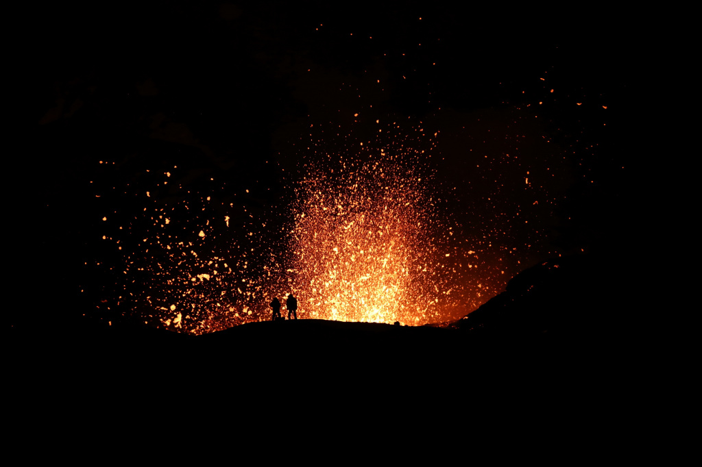 Фото Юрий Демянчук. Вулкан Толбачик. Фонтанирование лавы в кратере Набоко 2013 г.JPG