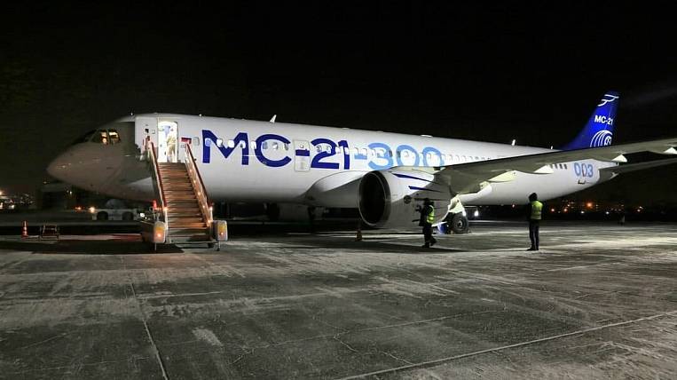 Авиалайнер МС-21-300 впервые приземлился в аэропорту Иркутска 