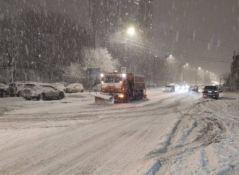 Руки вверх в окно снегопад