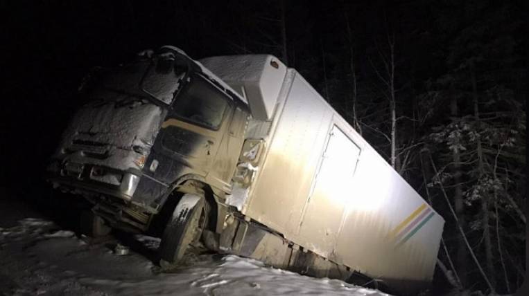 The driver lives for two weeks in a truck in a ditch in the Khabarovsk Territory