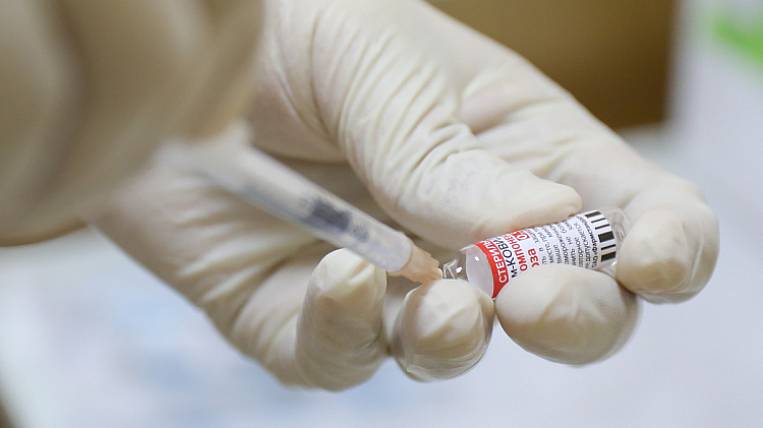 Гинцбург: вакцинация помогла перенести «омикрон» легко
