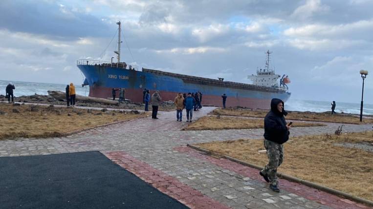 Иностранное судно выбросило на городскую набережную на Сахалине