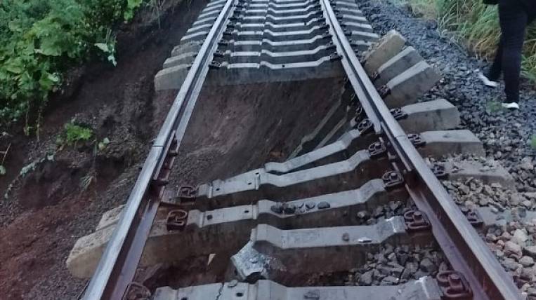Пассажирский поезд на Сахалине едва не упал с обрыва
